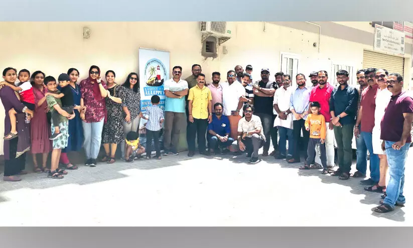 വോ​യ്‌​സ് ഓ​ഫ് ആ​ല​പ്പി തൊ​ഴി​ലാ​ളി​ക​ൾ​ക്ക് ഭ​ക്ഷ​ണ​വി​ത​ര​ണം ന​ട​ത്തി