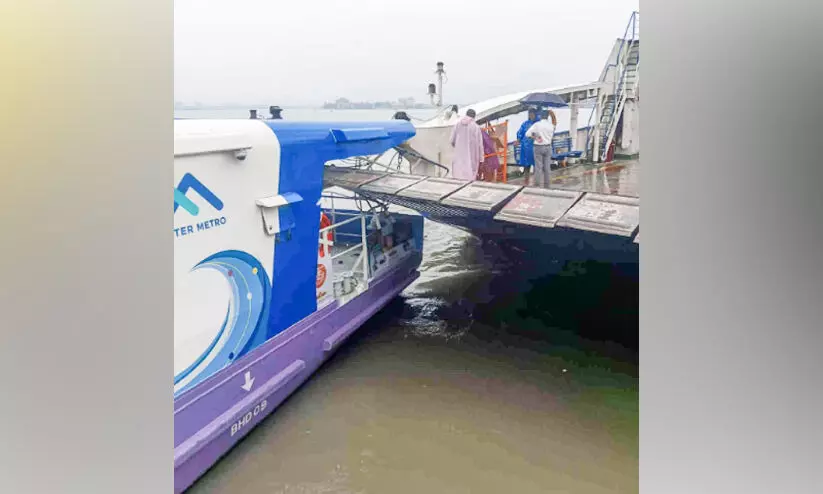 വാട്ടർ മെട്രോ ബോട്ട് റോ റോ ജങ്കാറിൽ ഇടിച്ചു വാട്ടർ മെട്രോ ബോട്ട് റോ റോ ജങ്കാറിൽ ഇടിച്ചു