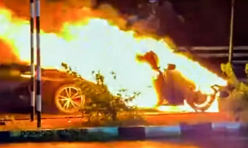 ലോറിയുടെ പിന്നിലിടിച്ച് കാർ കത്തിനശിച്ചു ലോറിയുടെ പിന്നിലിടിച്ച് കാർ കത്തിനശിച്ചു