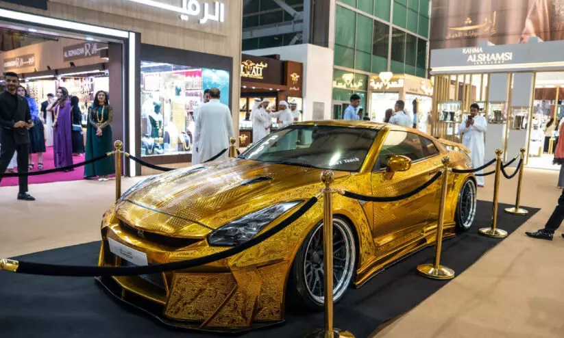 ഷാർജയിൽ അതിശയം നിറച്ച്​ ‘സ്വർണ കാർ’