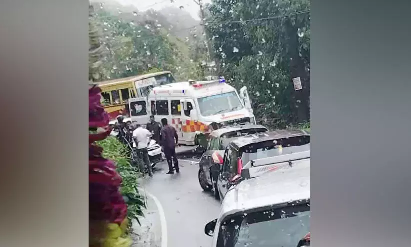 ആം​ബു​ല​ൻ​സും കാ​റും ഓ​ട്ടോ​യും കൂ​ട്ടി​യി​ടി​ച്ച് നാ​ല് പേ​ർ​ക്ക് പ​രി​ക്ക്