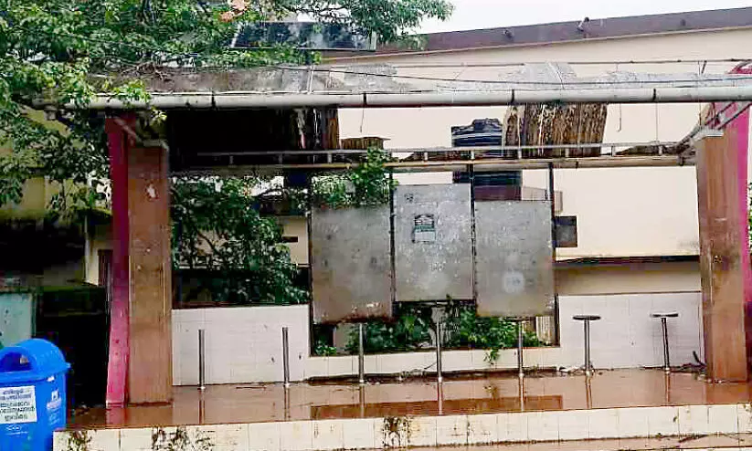 ചാ​ലി​ശേ​രി​യി​ലെ ഹൈ​ടെ​ക് ബ​സ് കാ​ത്തി​രി​പ്പ് കേ​ന്ദ്രം ത​ക​ർ​ന്നി​ട്ട് വ​ർ​ഷ​ങ്ങ​ൾ