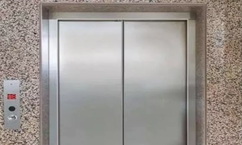 അറ്റകുറ്റപ്പണിക്കിടെ ലിഫ്റ്റ് നിശ്ചലമായി; കുടുങ്ങിയ നാലു തൊഴിലാളികളെ രക്ഷപ്പെടുത്തി