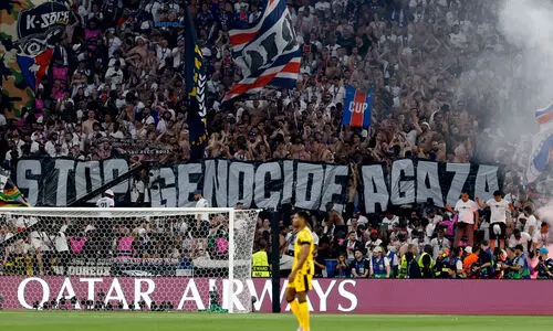 ‘ഗസ്സ വംശഹത്യ അവസാനിപ്പിക്കൂ...’; ചാമ്പ്യൻസ് ലീഗ് ഫൈനൽ വേദിയിൽ ഫലസ്തീന് ഐക്യദാർഢ്യവുമായി പി.എസ്.ജി ആരാധകർ, കൂറ്റൻ ബാനർ ഉയർത്തി