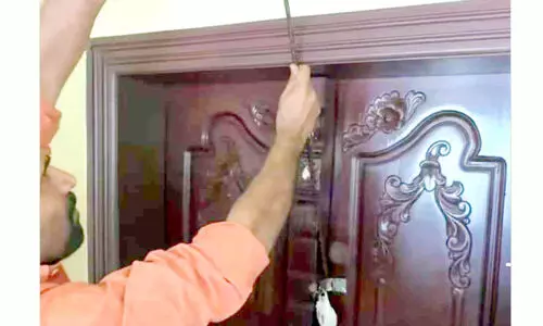 ഫൈനാൻസ് ഉടമകൾ കയ്യേറിയ വീടിന്‍റെ പൂട്ടുപൊളിച്ച്​ സർട്ടിഫിക്കറ്റുകൾ തിരികെ എടുത്തു