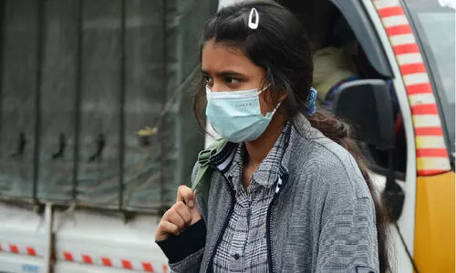 കോ​വി​ഡ്: ആ​ൾ​ക്കൂ​ട്ട​ങ്ങ​ളി​ൽ മാ​സ്ക് ധ​രി​ക്കാ​ൻ നി​ർ​ദേ​ശം, ക​ർ​ണാ​ട​ക​യി​ൽ മ​ര​ണം നാ​ലാ​യി