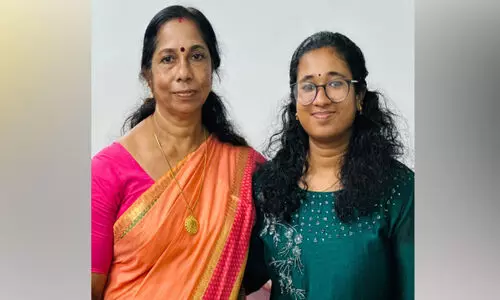 അ​മ്മ പ​ടി​യി​റ​ങ്ങി; മ​ക​ൾ സ​ർ​വി​സി​ൽ