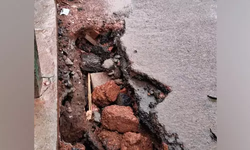 റോ​ഡു​ക​ൾ ത​ക​ർ​ന്നു; ന​ടു​വൊ​ടി​ഞ്ഞ് യാ​ത്ര​ക്കാ​ർ