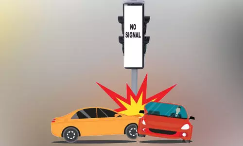 പാതയിൽ പതിയിരിക്കുന്ന അപകടം; വേണം ജാഗ്രത