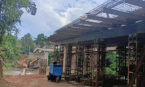 പടനിലം പാലം നിർമാണം പാതിവഴിയിൽ പടനിലം പാലം നിർമാണം പാതിവഴിയിൽ