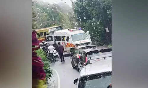 ആംബുലൻസും കാറും ഓട്ടോയും കൂട്ടിയിടിച്ച് നാല് പേർക്ക് പരിക്ക് ആംബുലൻസും കാറും ഓട്ടോയും കൂട്ടിയിടിച്ച് നാല് പേർക്ക് പരിക്ക്