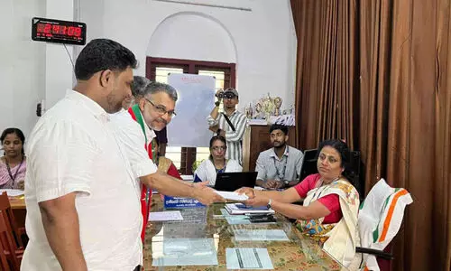 തേക്കിന്റെ നാട്ടിൽ വിജയശിൽപം കടഞ്ഞെടുക്കാൻ സ്ഥാനാർഥികൾ തേക്കിന്റെ നാട്ടിൽ വിജയശിൽപം കടഞ്ഞെടുക്കാൻ സ്ഥാനാർഥികൾ