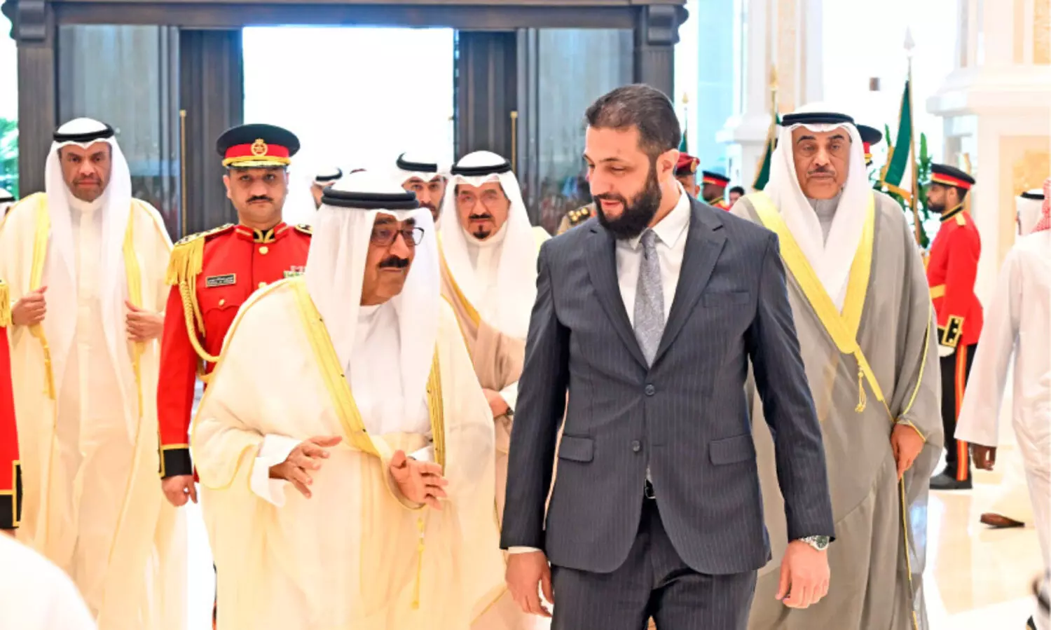 പ്ര​സി​ഡ​ന്റ് അ​ഹ​്മ​ദ് അ​ശ്ശർഅ് കു​വൈ​ത്തി​ലെ​ത്തി; സി​റി​യ​യു​ടെ സ്ഥി​ര​ത​യും ഐ​ക്യ​വും നി​ല​നി​ർ​ത്തു​ന്ന​തി​ന് പി​ന്തു​ണ