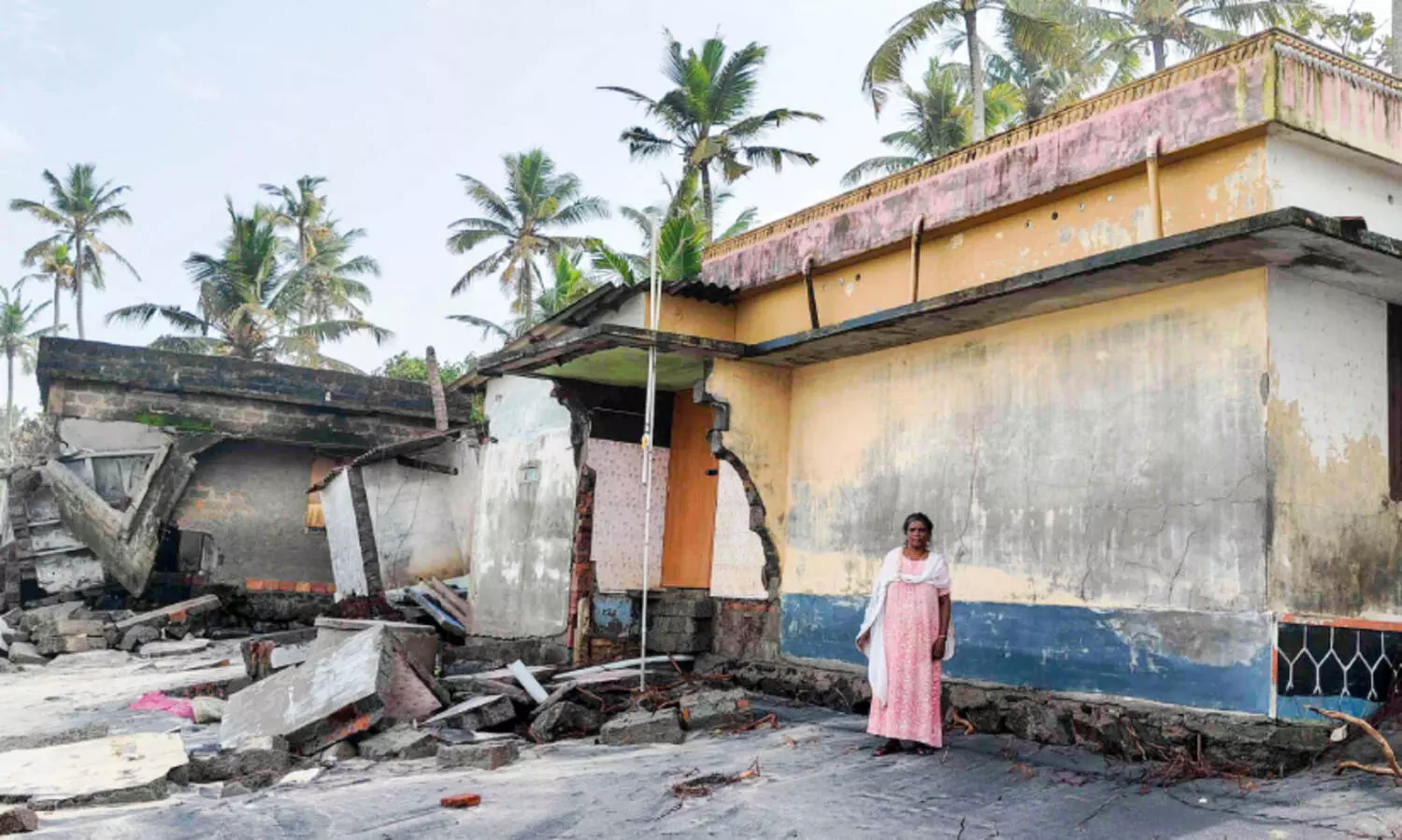 നി​സ്സ​ഹാ​യ​ത​യു​ടെ ന​ടു​ക്ക​ട​ലി​ൽ സു​ല​ജ​യു​ടെ കു​ടും​ബം