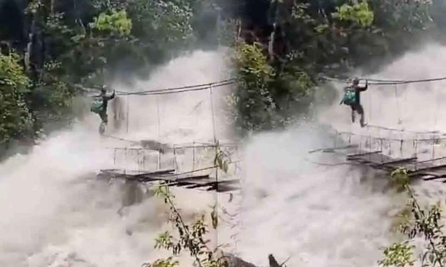 മലവെള്ളപ്പാച്ചിലിൽ ജീവൻ കൈയിൽ പിടിച്ചൊരു പുഴകടക്കൽ: കേന്ദ്ര മന്ത്രി പങ്കിട്ട വിഡിയോ കാണാം