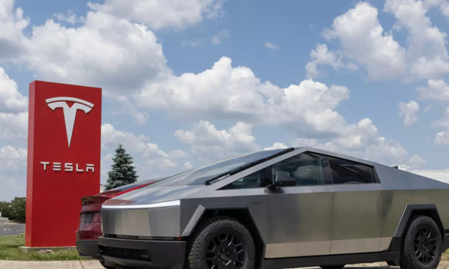 ടെസ്‌ലക്ക് ഇന്ത്യയിൽ ഇലക്ട്രിക് കാറുകൾ നിർമിക്കാൻ താൽപര്യമില്ല, ഷോറൂമുകൾ മാത്രമേ സ്ഥാപിക്കൂ -കേന്ദ്രമന്ത്രി