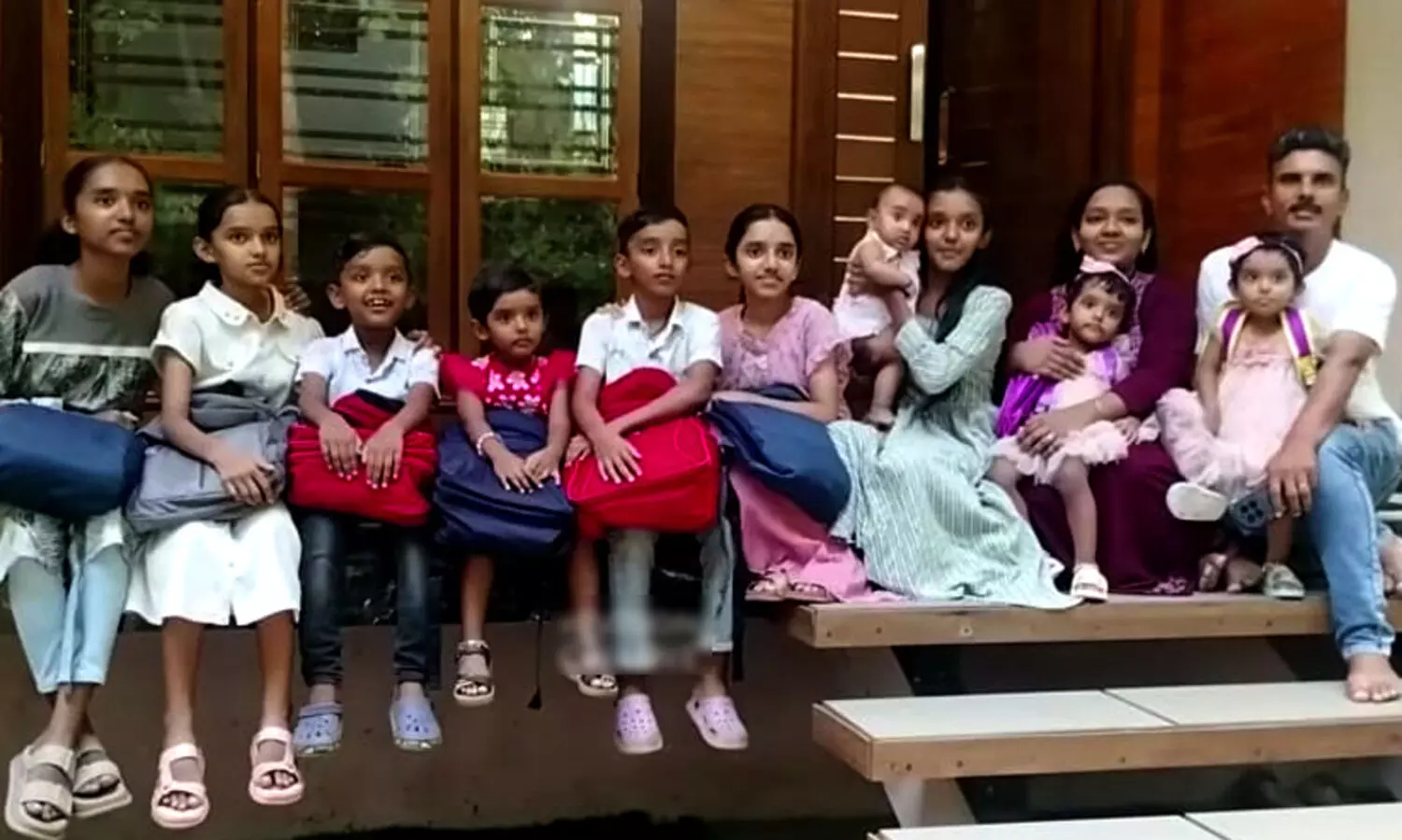 ഒരുവീട്ടിലെ ഒമ്പത് മക്കൾ ഒന്നിച്ച് സ്‌കൂളിലേക്ക്; സന്തോഷത്തോടെ സന്തോഷ്- രമ്യ ദമ്പതികൾ