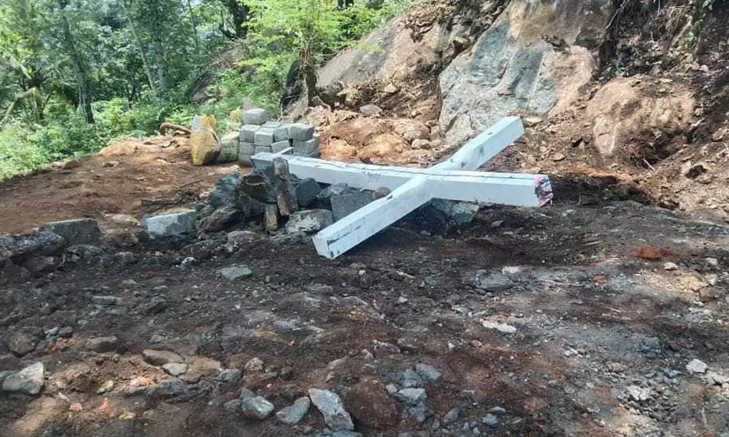 തൊമ്മൻ കുത്തിൽ കുരിശ് പൊളിച്ച സംഭവം; റെയ്ഞ്ച് ഫോറസ്റ്റ് ഓഫിസർക്ക് സ്ഥലം മാറ്റം