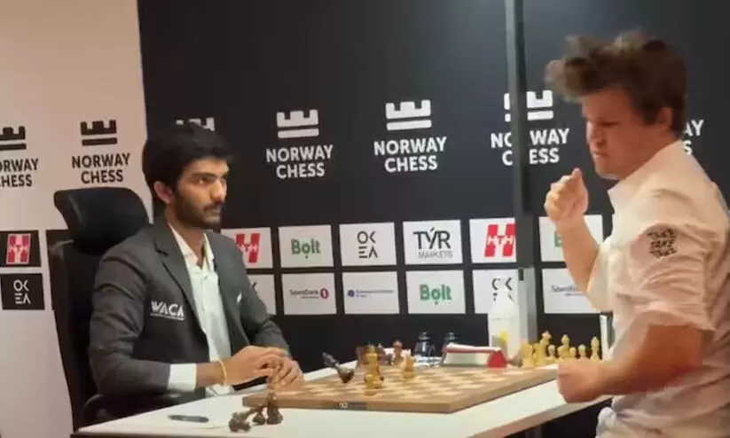 നോർവേ ചെസ്സിൽ കാൾസനെ വീഴ്ത്തി ഗുകേഷ്, മേശയിൽ ആഞ്ഞടിച്ച് മുൻ ലോക ചാമ്പ്യൻ -വിഡിയോ നോർവേ ചെസ്സിൽ കാൾസനെ വീഴ്ത്തി ഗുകേഷ്, മേശയിൽ ആഞ്ഞടിച്ച് മുൻ ലോക ചാമ്പ്യൻ -വിഡിയോ