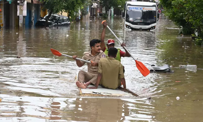 വേ​ന​ൽ​മ​ഴ​യി​ൽ ക​ർ​ണാ​ട​ക​യി​ൽ മ​രി​ച്ച​ത് 71 പേ​ർ