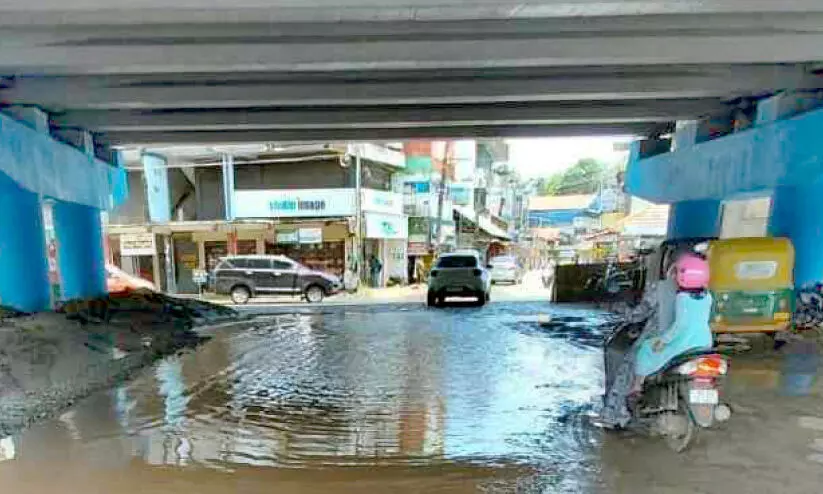 മഴക്ക് താൽക്കാലിക ശമനം; തളിക്കുളത്ത് വിദ്യാർഥികളെ കാത്തിരിക്കുന്നത് വെള്ളക്കെട്ടും ചളിയും
