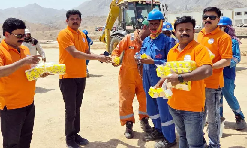 നിർമാണ തൊഴിലാളികൾക്ക് ആശ്വാസവുമായി പ്രതീക്ഷ ഒമാൻ നിർമാണ തൊഴിലാളികൾക്ക് ആശ്വാസവുമായി പ്രതീക്ഷ ഒമാൻ