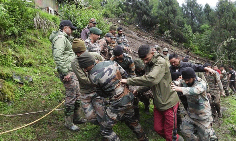 സിക്കിമിൽ സൈനിക ക്യാമ്പിൽ മണ്ണിടിച്ചിൽ; മൂന്ന് മരണം, ആറുപേരെ കാണാതായി