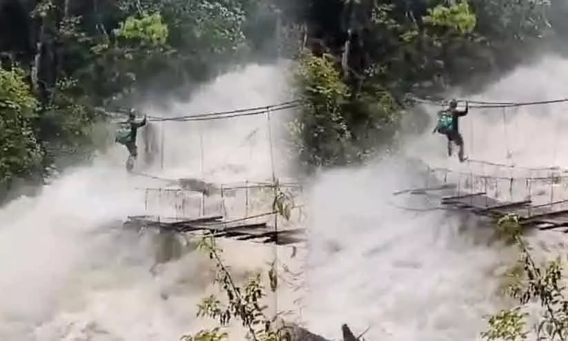 മലവെള്ളപ്പാച്ചിലിൽ ജീവൻ കൈയിൽ പിടിച്ചൊരു പുഴകടക്കൽ: കേന്ദ്ര മന്ത്രി പങ്കിട്ട വിഡിയോ കാണാം