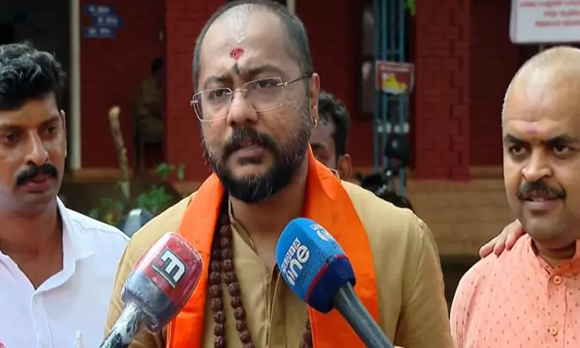 സുരേഷ് ഗോപിക്ക് പാർട്ടി എന്താണെന്നറിയില്ല, മാധ്യമങ്ങളുടെ മെക്കിട്ട് കയറാനും മസിലുപിടിച്ച് നടക്കാനുമല്ലാതെ; നിലമ്പൂരിൽ ഹിന്ദുമഹാസഭക്ക് കിട്ടുന്ന ഒരോ വോട്ടും ബി.ജെ.പിക്കുള്ള അടിയെന്ന് സ്വാമി ഭദ്രാനന്ദ