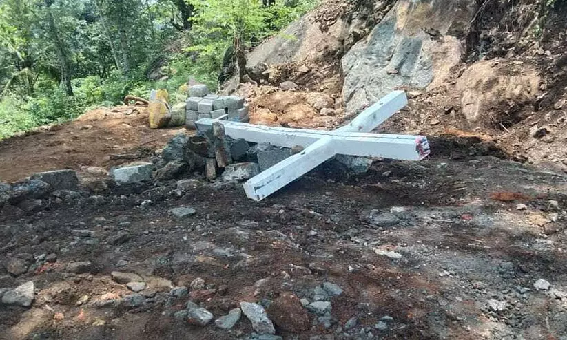 തൊമ്മൻ കുത്തിൽ കുരിശ് പൊളിച്ച സംഭവം; റെയ്ഞ്ച് ഫോറസ്റ്റ് ഓഫിസർക്ക് സ്ഥലം മാറ്റം