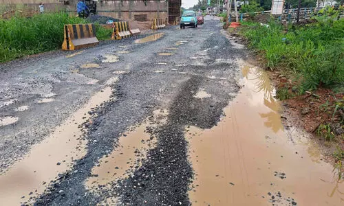 ദേ​ശീ​യ​പാ​ത നി​ർ​മാ​ണം; സ​ർ​വി​സ് റോ​ഡു​ക​ൾ മ​ര​ണ​ക്കു​രു​ക്കാ​വു​ന്നു