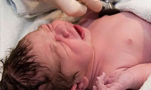 ഒഡിഷയിൽ നിന്നും ആലുവയിലേക്ക് വരുന്നതിനിടെ 19കാരി ട്രെയിനിൽ പ്രസവിച്ചു