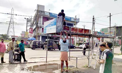 ഗ​താ​ഗ​ത​ക്കു​രു​ക്ക് രൂ​ക്ഷം; ത​ട​സ്സ​മാ​യ ബ​സ് സ്റ്റോ​പ്പ് പൊ​ളി​ച്ചു​മാ​റ്റി