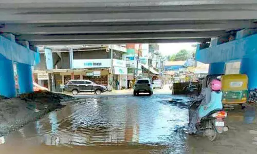 മഴക്ക് താൽക്കാലിക ശമനം; തളിക്കുളത്ത് വിദ്യാർഥികളെ കാത്തിരിക്കുന്നത് വെള്ളക്കെട്ടും ചളിയും