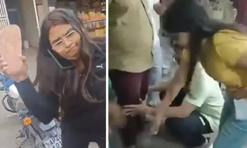 ഓട്ടോ ഡ്രൈവറെ ചെരിപ്പുകൊണ്ടടിച്ച് യുവതി; കേസായതോടെ കാലുപിടിച്ച് മാപ്പ് പറച്ചിൽ VIDEO