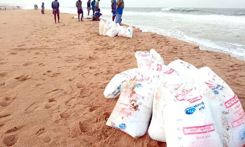 കരയിലടിഞ്ഞ ചാക്കുകെട്ടുകളും കണ്ടെയ്നറുകളും മാറ്റാൻ ആളില്ല കരയിലടിഞ്ഞ ചാക്കുകെട്ടുകളും കണ്ടെയ്നറുകളും മാറ്റാൻ ആളില്ല