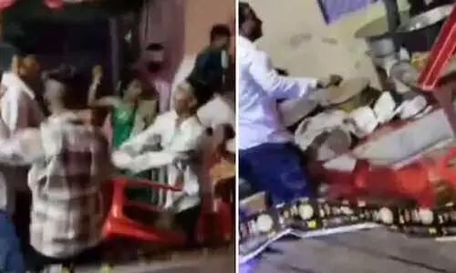 കൂളറിനു മുന്നിൽ വരന്റെ കൂട്ടുകാർ ഇരുന്നു; പാടി​ല്ലെന്ന് വധുവിന്റെ ആൾക്കാർ, പിന്നെ കല്യാണവീട്ടിൽ നടന്നത് പൊരിഞ്ഞ അടി -വിഡിയോ