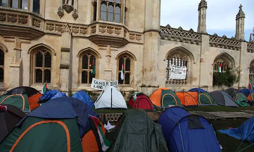 ഫലസ്തീൻ ഐക്യദാർഢ്യ ക്യാമ്പ് പുനഃരാരംഭിച്ച് കേംബ്രിഡ്ജ് സർവകലാശാല വിദ്യാർഥികൾ