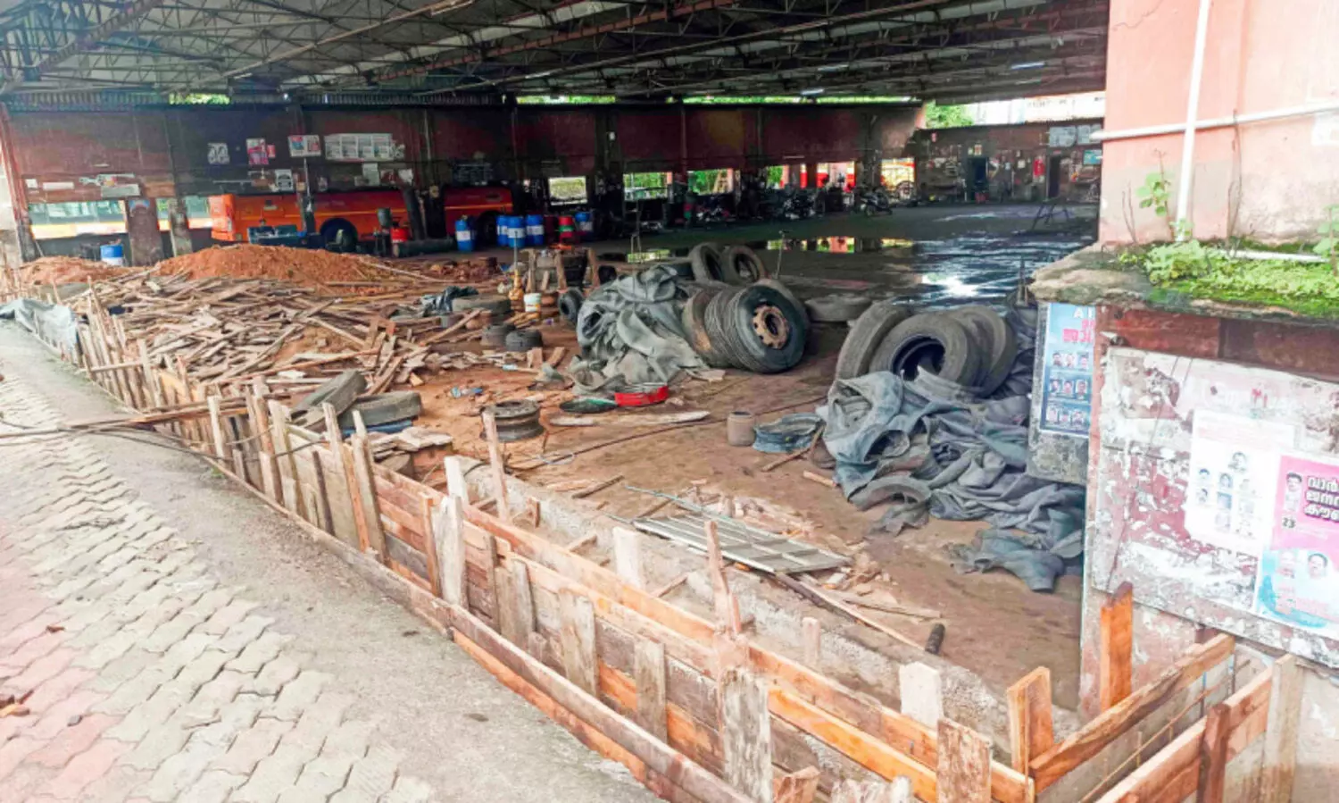 കരാറുകാരന്​ പണം നൽകിയില്ല; കെ.എസ്.ആർ.ടി.സി ഗാരേജ്​ നിർമാണം മുടങ്ങി