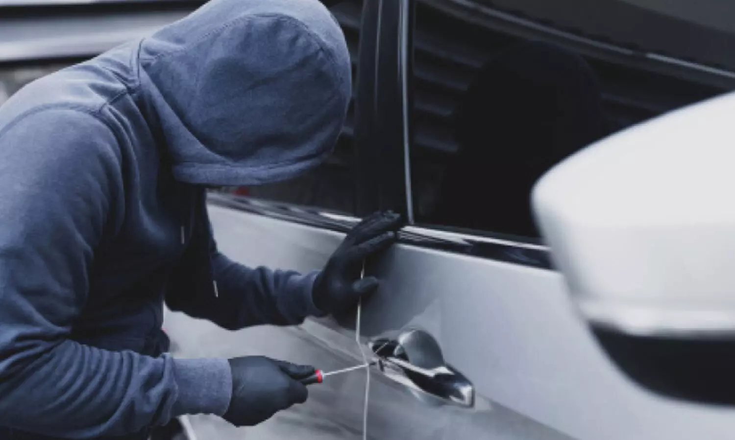 ഉ​ട​മ​യു​ടെ ശ്ര​ദ്ധ​തെ​റ്റി​ച്ച് കാ​റി​ൽ നി​ന്ന് പ​ണം ക​വ​ർ​ന്നു; ര​ണ്ടു​പേ​ർ പി​ടി​യി​ൽ