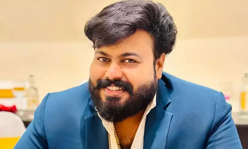 പ്രവേശനോത്സവത്തിന് മുഖ്യാതിഥിയാക്കിയത്​ പോക്‌സോ കേസിൽപെട്ട മുകേഷ് എം. നായരെ; ജാമ്യത്തിലിറങ്ങി എത്തിയത് കുട്ടികൾക്ക് ഉപഹാരം നൽകാൻ