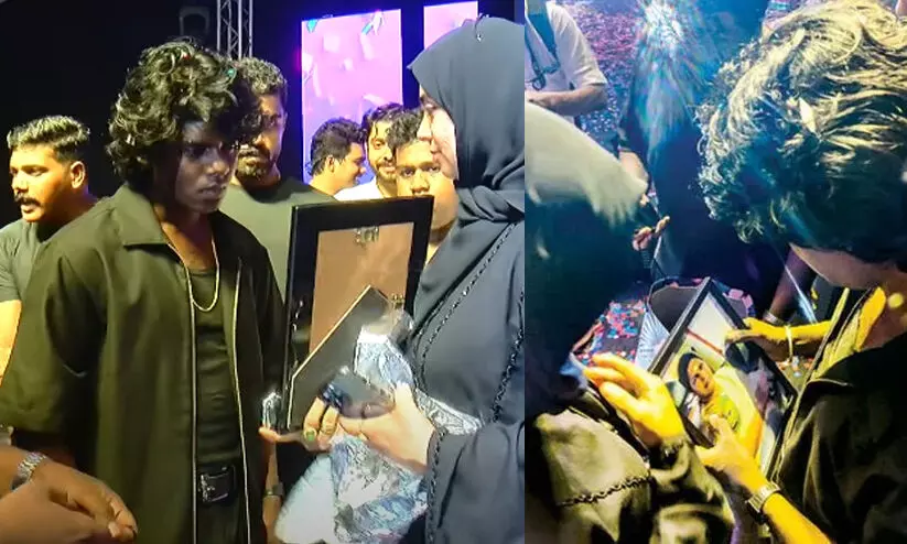 മെഹ്റൂജ എത്തിയത് മരിച്ചുപോയ അമ്മയുടെ ചിത്രവുമായി; വികാരാധീനനായി വേടൻ