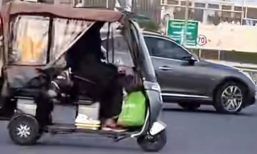 ഓ​ട്ടോ​റി​ക്ഷ​ക്ക് സ​മാ​ന​മാ​യ വാ​ഹ​നം ഓ​ടി​ച്ച സം​ഭ​വം; സ്ത്രീ​ക്ക് സ​ഹാ​യ പി​ന്തു​ണ‍യു​മാ​യി സ്വ​കാ​ര്യ ക​മ്പ​നി സം​രം​ഭ​ക​ൻ