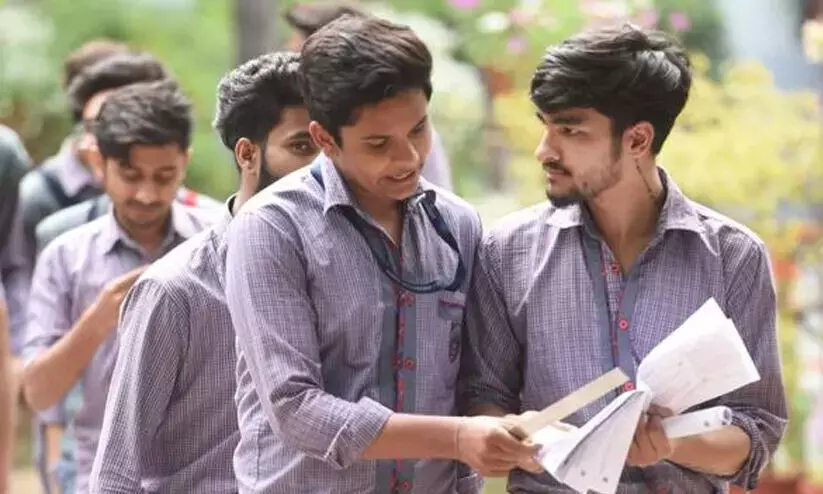 പ്ലസ്വൺ ആദ്യ അലോട്ട്മെന്റിൽ ജില്ലയിൽ കാൽ ലക്ഷത്തോളം വിദ്യാർഥികൾ പുറത്ത് പ്ലസ്വൺ ആദ്യ അലോട്ട്മെന്റിൽ ജില്ലയിൽ കാൽ ലക്ഷത്തോളം വിദ്യാർഥികൾ പുറത്ത്