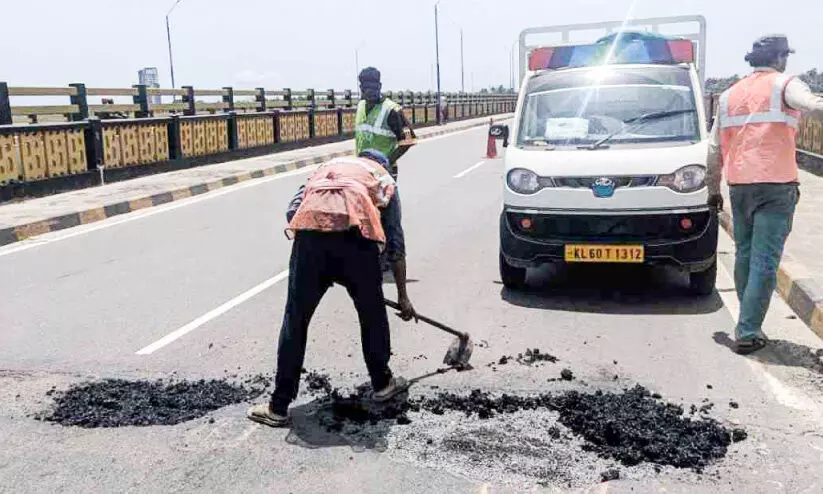 അരൂർ-കുമ്പളം പാലം; മഴ മാറിനിൽക്കുമ്പോൾ കുഴിയടക്കൽ തകൃതി