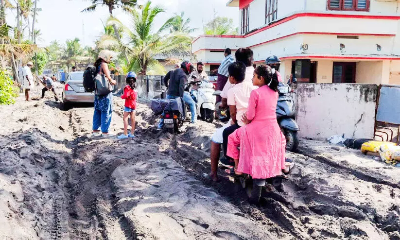 ഗതാഗത തടസ്സം; പ്രവേശനോത്സവത്തിന് പുറപ്പെട്ട കുട്ടികളും കുടുങ്ങി ഗതാഗത തടസ്സം; പ്രവേശനോത്സവത്തിന് പുറപ്പെട്ട കുട്ടികളും കുടുങ്ങി