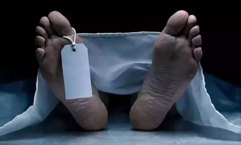 20 ദിവസം പിന്നിട്ടു, കപ്പലിൽ മരിച്ച നാവികന്റെ മൃതദേഹം നാട്ടിലെത്തിച്ചില്ല 20 ദിവസം പിന്നിട്ടു, കപ്പലിൽ മരിച്ച നാവികന്റെ മൃതദേഹം നാട്ടിലെത്തിച്ചില്ല