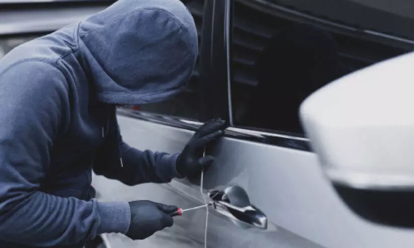 ഉ​ട​മ​യു​ടെ ശ്ര​ദ്ധ​തെ​റ്റി​ച്ച് കാ​റി​ൽ നി​ന്ന് പ​ണം ക​വ​ർ​ന്നു; ര​ണ്ടു​പേ​ർ പി​ടി​യി​ൽ