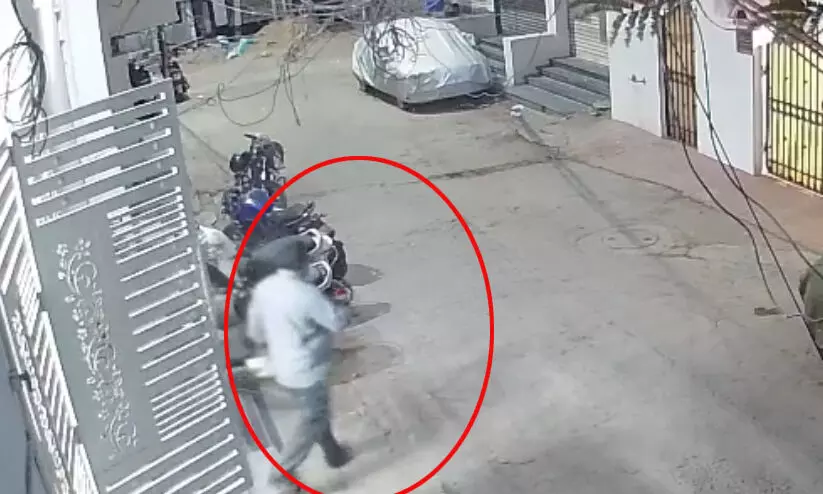 പള്ളികളിലെ വാട്ടർ ടാപ്പ് മോഷണം; കള്ളന്മാരുടെ സി.സി.ടി.വി ദൃശ്യം പുറത്ത് പള്ളികളിലെ വാട്ടർ ടാപ്പ് മോഷണം; കള്ളന്മാരുടെ സി.സി.ടി.വി ദൃശ്യം പുറത്ത്