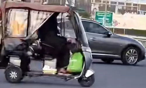 ഓ​ട്ടോ​റി​ക്ഷ​ക്ക് സ​മാ​ന​മാ​യ വാ​ഹ​നം ഓ​ടി​ച്ച സം​ഭ​വം; സ്ത്രീ​ക്ക് സ​ഹാ​യ പി​ന്തു​ണ‍യു​മാ​യി സ്വ​കാ​ര്യ ക​മ്പ​നി സം​രം​ഭ​ക​ൻ